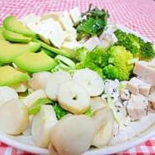 鶏ハムで♪豆腐とたっぷり野菜のコブサラダ風